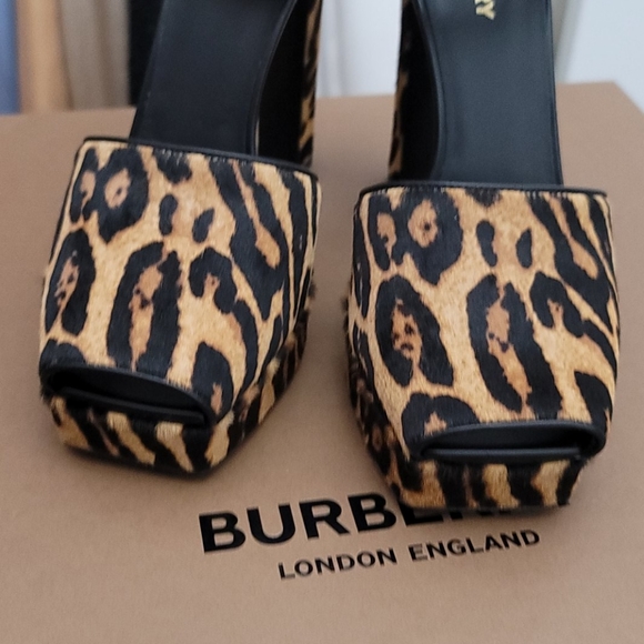 Burberry Camel Plarforms - Picture 3 of 10